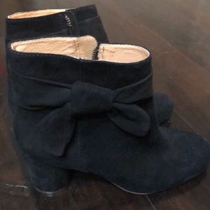 Swede booties with bow
